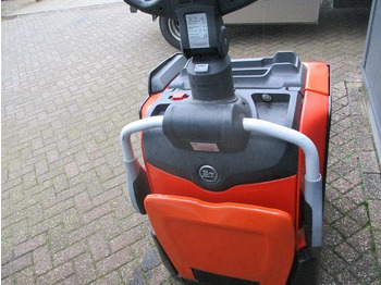 Pallet truck BT LPE 200: picture 4