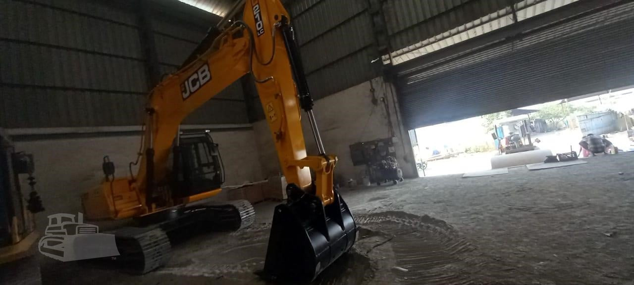 Crawler excavator JCB JS210 LC: picture 8