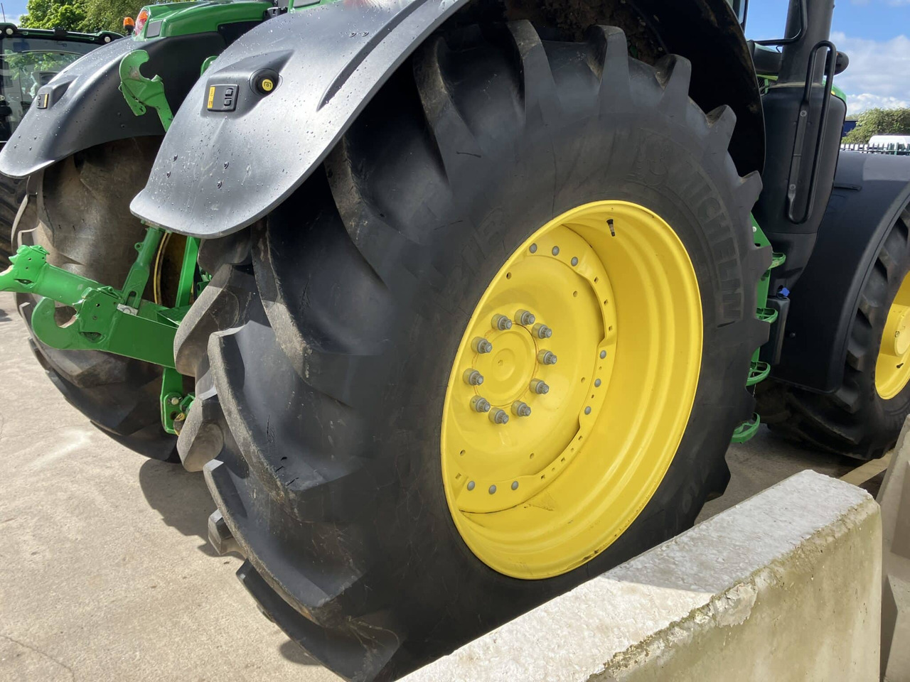 Farm tractor John Deere 6R 215: picture 18