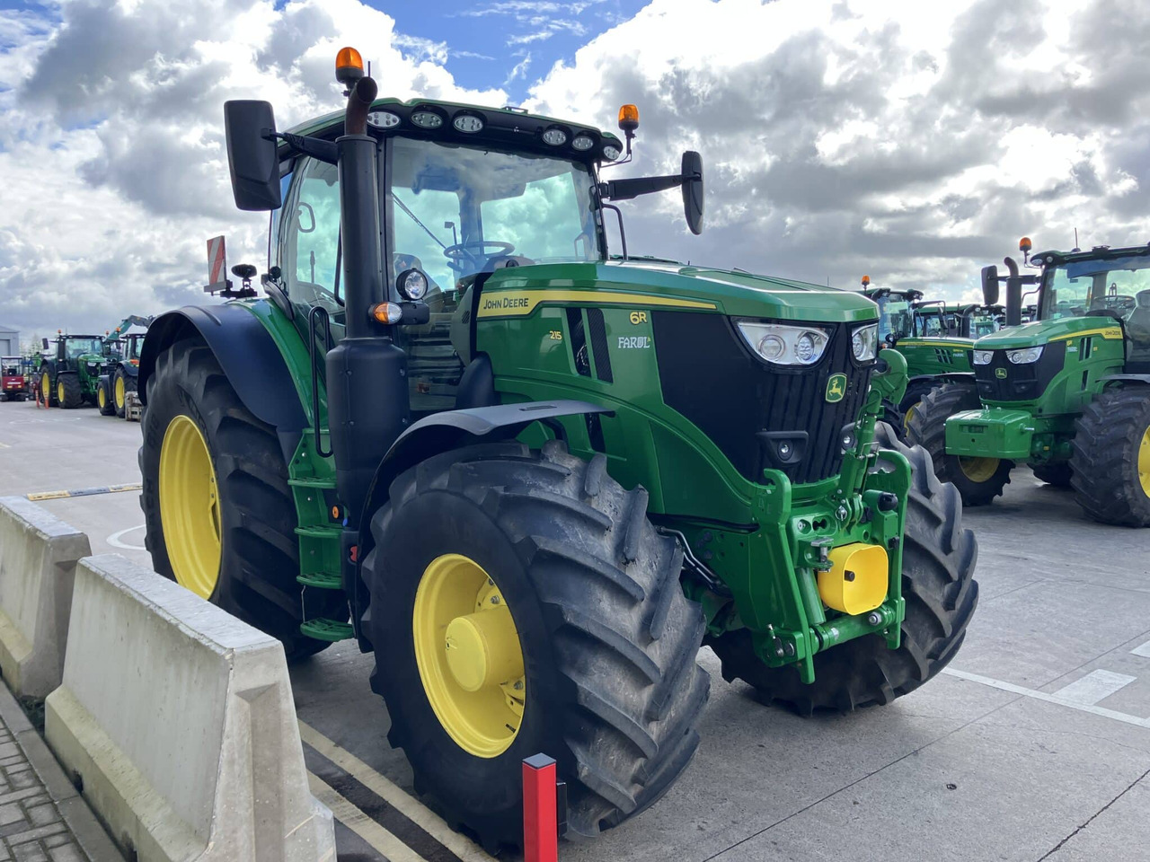 Farm tractor John Deere 6R 215: picture 6