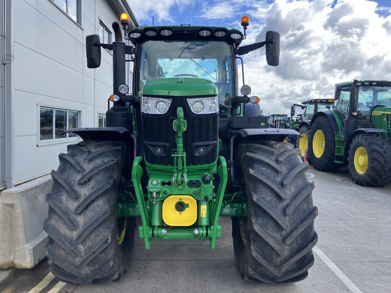 Farm tractor John Deere 6R 215: picture 7