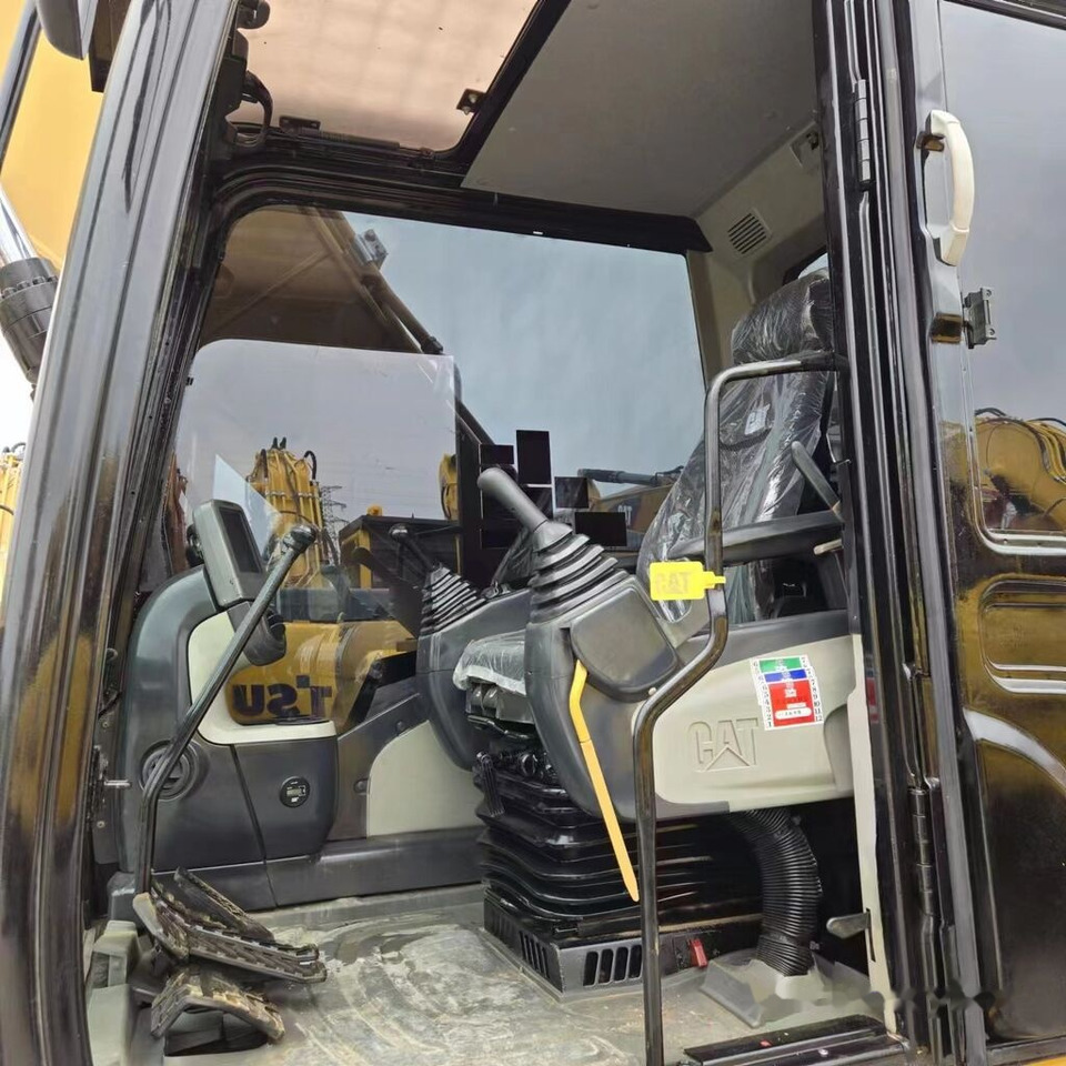 Crawler excavator Caterpillar 320D2: picture 9