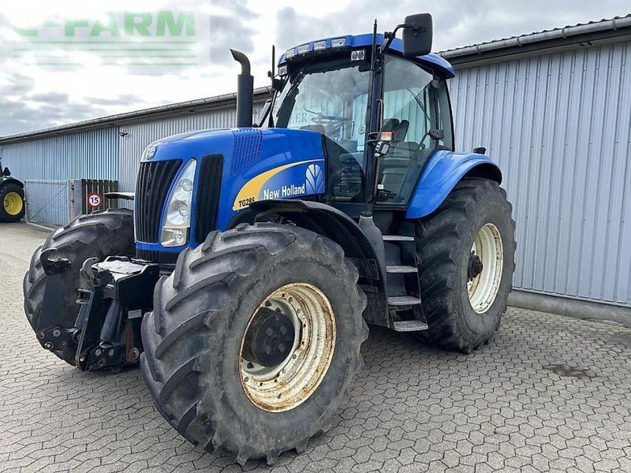 Farm tractor New Holland tg285: picture 10