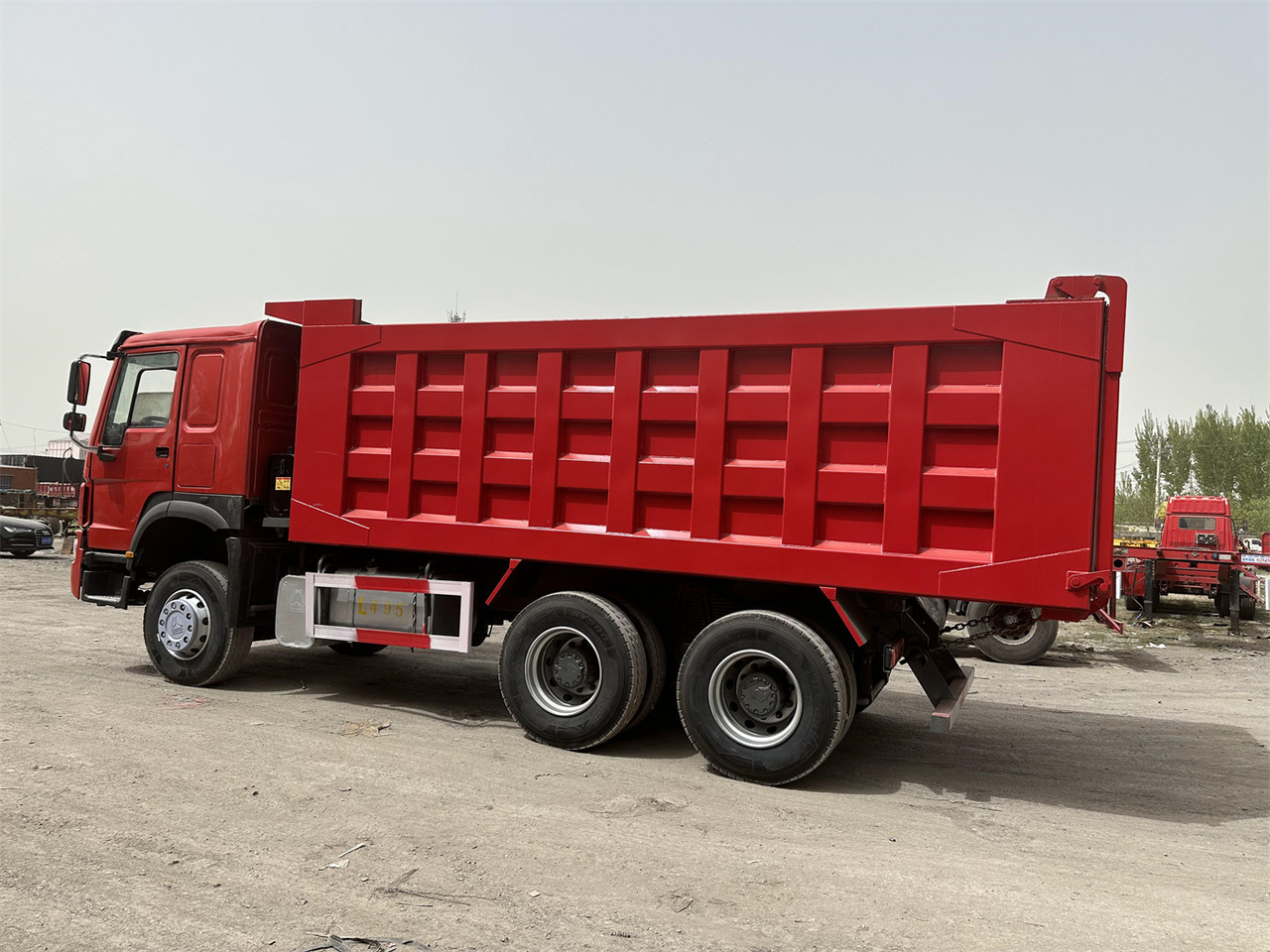 Tipper for transportation of silos SINOTRUK Howo Dump truck 371: picture 6