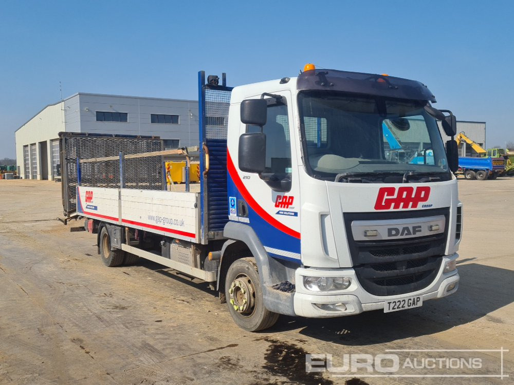 Dropside/ Flatbed truck for transportation of heavy machinery DAF 210: picture 7