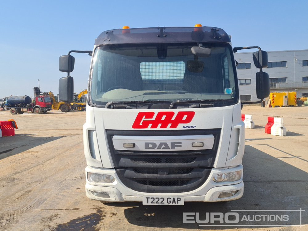 Dropside/ Flatbed truck for transportation of heavy machinery DAF 210: picture 8